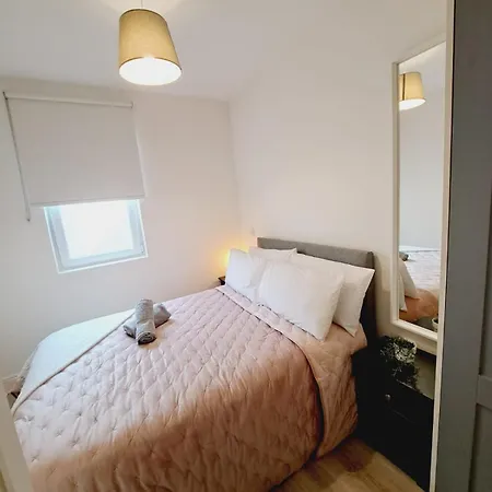 Near Trinity College دبلن